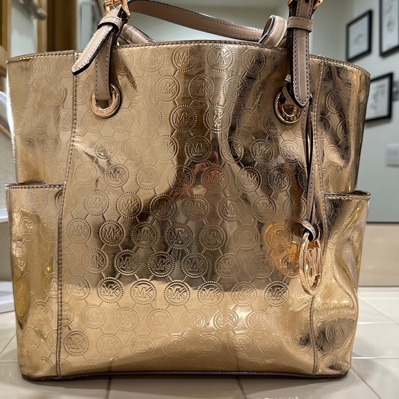 Michael Kors east/west signature tote. Metallic rose. Good condition. Pre-owned - Picture 7 of 8